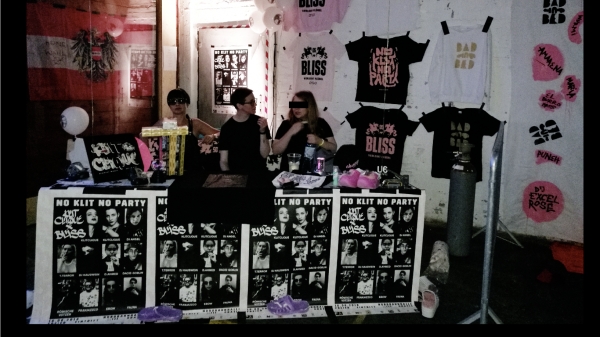 Bliss,
                                          MerchShop, Estraganz 2016 Ein Merchandise Stand