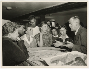 Oskar
                                          Kokoschka mit Schüler:innen der „Schule des Sehens“ während des Unterrichts, Salzburg 1953–1955, Foto: F. Solms, Oskar Kokoschka
                                          Dokumentation Pöchlarn