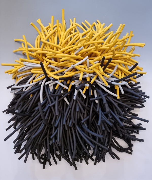 UNTITLED (GEWURL), 2026, Stahl, Pulver beschichtet, Elastomere, Foto: Judith P. Fischer/Bildrecht