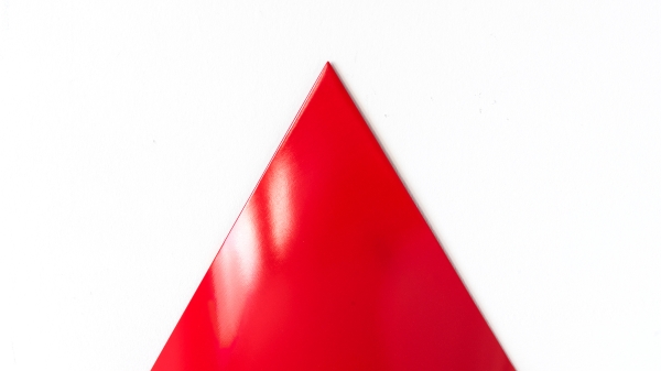 Viktoria Körösi, Halbkreis-Dreieck, 2018, 2024, Latex, Holz, 50 × 55 × 27,5 cm Foto: © Körösi A red pylon against
a white background
