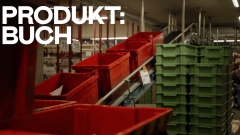 Kisten auf einem Förderband in einem Bücher Logistik-Center