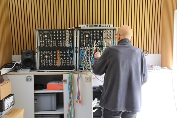 Mann hantiert an einem Gerät mit vielen Kabeln im ÆSR Lab im Rahmen der Langen Nacht
                                          der Forschung 2026 