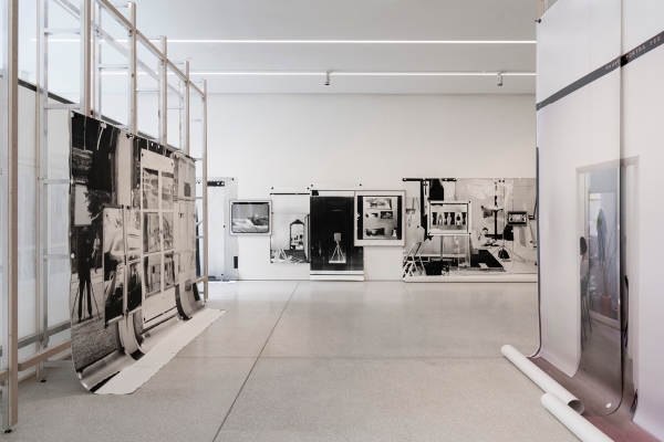 Raum mit Fotografien auf grossen Plakaten