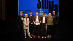 Gruppenfoto Autor*innenpreis des Heidelberger Stückemarkts 2026 mit Gewinner Lennart
                                          Kos 