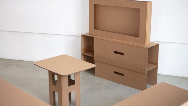 Ein Tisch und Fernseher aus Karton
