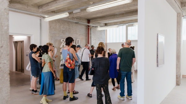 Studierende/Besucher
                                                   stehen im Kreis und reden 