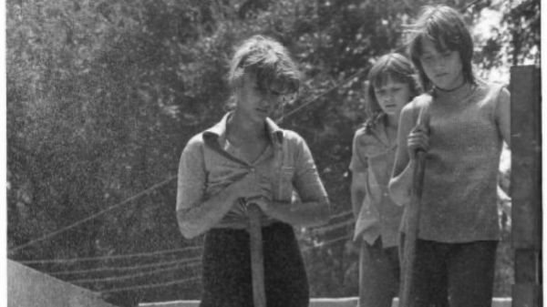 ©Franki Raffles, Women standing
                                          on sand with tools, Soviet Union, 1989 Women standing on sand with tools, Soviet Union, 1989