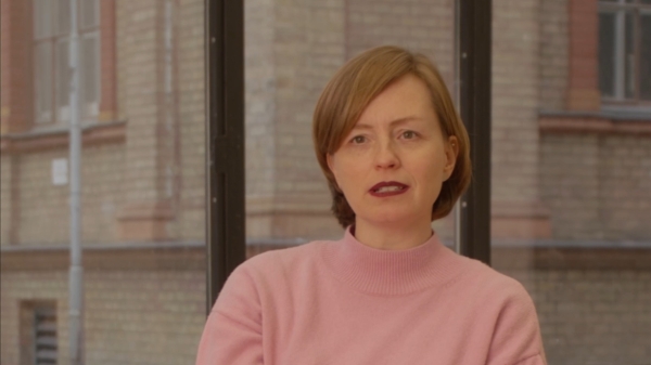 Ulrike Kuch sitz im Studio der Abteilung Transmediale Kunst