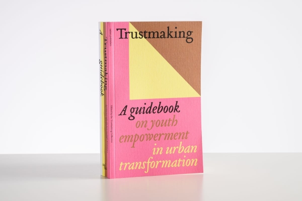 Buchcover Trustmaking – a guidebook on youth empowerment
                                          in urban transformation. Autoren: The Trustmaking Collective, Design: Kees de Klein