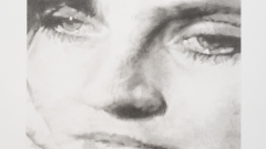 Das schwarz-weiße Gemälde zeigt den Gesichtsausschnitt einer Frau