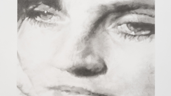 Das schwarz-weiße Gemälde zeigt den Gesichtsausschnitt einer Frau