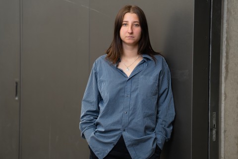 Porträt von Luīze Nežberte, Preisträgerin des Kunsthalle Wien Preis 2025