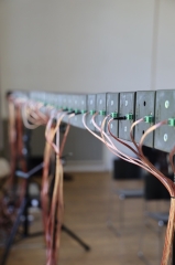 Gerät mit vielen Kabeln, Detailaufnahme im ÆSR Lab im Rahmen der Langen Nacht der
                                          Forschung 2026