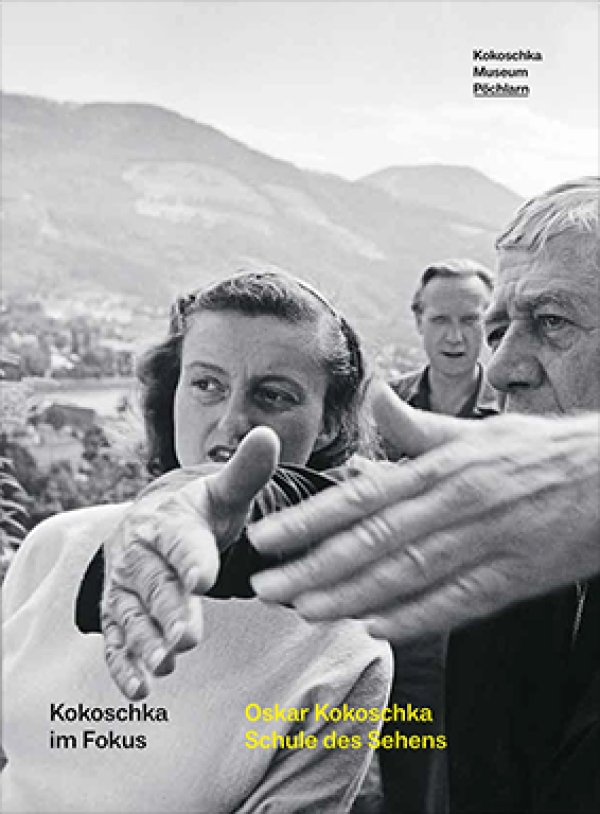 Buchcover: Ein Schwarzweißfoto zeigt Oskar Kokoschka und eine seiner Schülerinnen, die gemeinsam in dieselbe Richtung
                                          schauen; im Vordergrund Kokoschkas gestikulierende Hände
