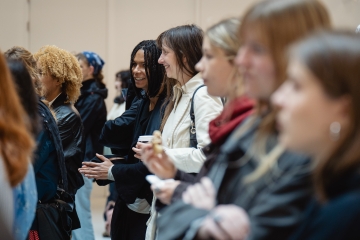 © eSeL.at - Robert Puteanu Studierende applaudieren