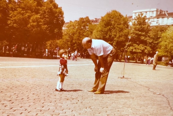 Eine alte Fotoaufnahme eines Mädchens mit einem Mann in einem Park