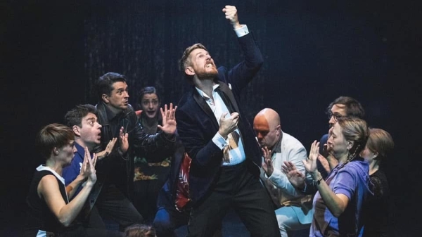 ©Tamás Künsztler Performer Jim Libby on a stage with actors