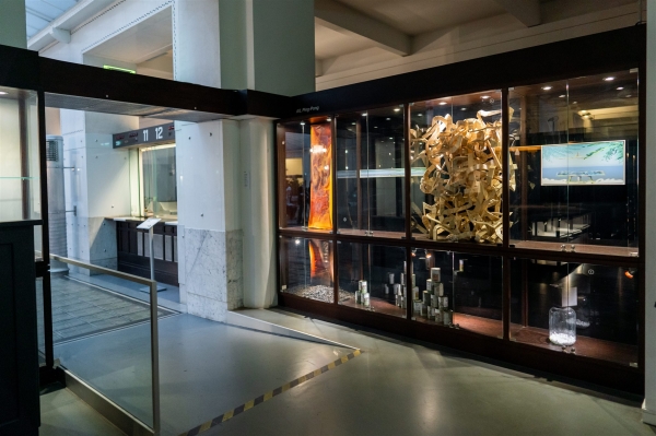 Ausstellungsansicht,
                                          Vitrine in der Kassenhallte der Otto Wagner Postsparkasse
