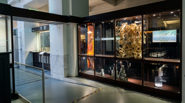 Ausstellungsansicht,
                                          Vitrine in der Kassenhallte der Otto Wagner Postsparkasse