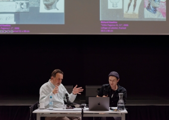 Richard Hawkins im Gespräch mit Christian Liclair
                                          in an event hall