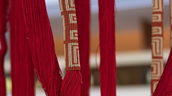 Rote Schnüre aus Stoff