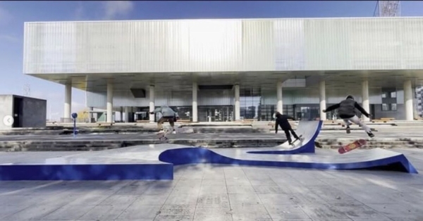 Drei Personen springen mit ihren Skateboards in einem Skater-Park