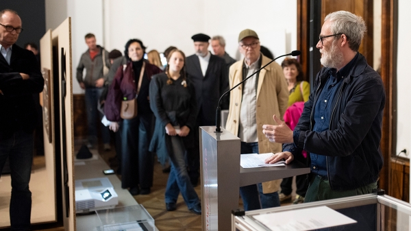 © Dominik Buda Kurator Robert Müller hält eine Eröffnungsrede vor Publikum