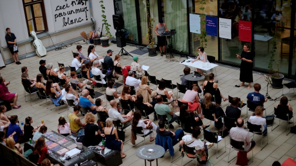 Angewandte Festival 2025: Lesung des Instituts für Sprachkunst vor sitzendem Publikum im Innenhof des
                                                   Standorts VZA