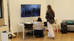 Zwei Besucherinnen bei einer Station mit TV im ÆSR Lab im Rahmen der Langen
                                          Nacht der Forschung 2026