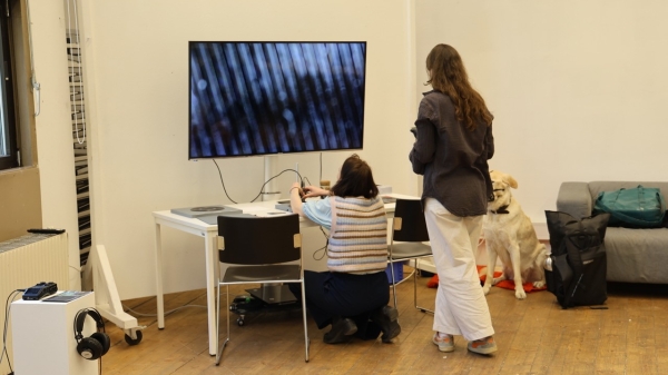 Zwei Besucherinnen
                                          bei einer Station mit TV im ÆSR Lab im Rahmen der Langen Nacht der Forschung 2026